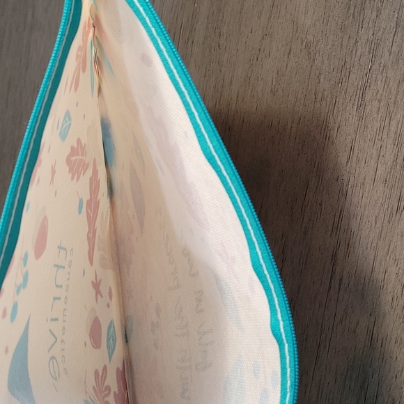 NWT Thrive Causemetics Makeup Bag - Picture 4 of 4